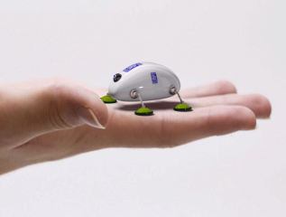 میکرو ربات رولزرویس به کمک مکانیک های هواپیما می‌رود ... 